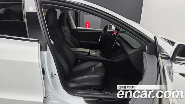 Tesla Model 3 — Фото автомобиля 11