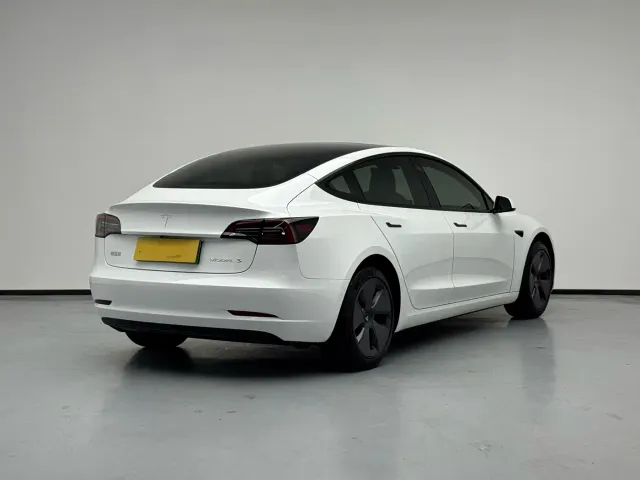Tesla Model 3 — Фото автомобиля 16