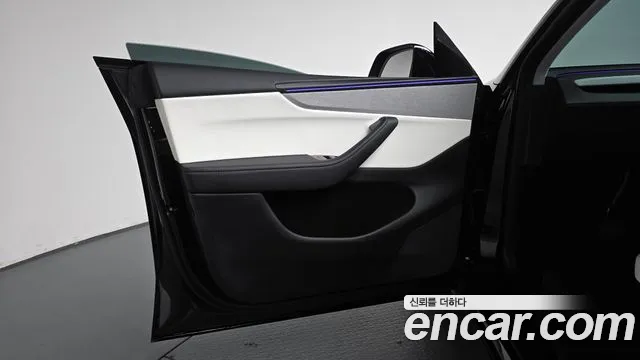 Tesla Model Y — Фото автомобиля 23