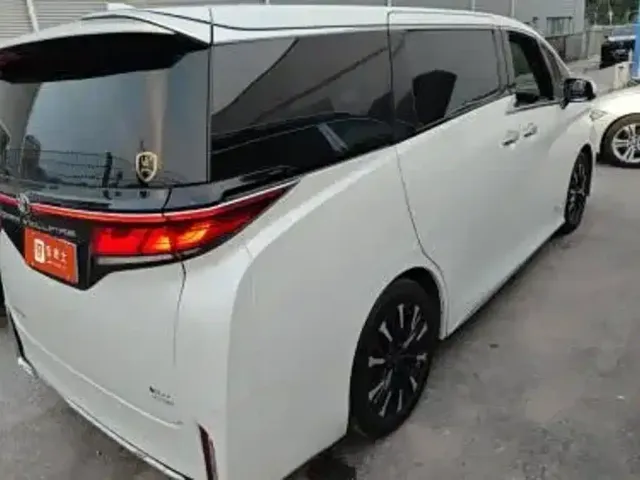 Toyota Alphard — Фото автомобиля 3