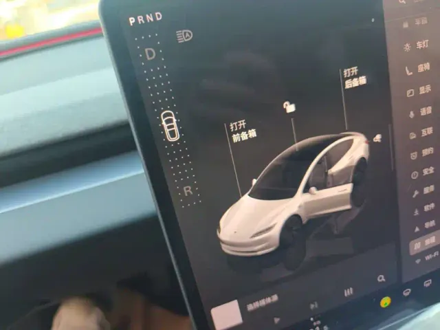 Tesla Model 3 — Фото автомобиля 13