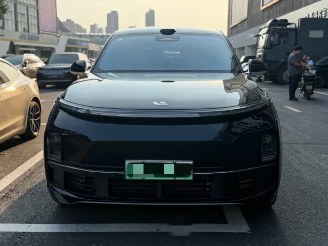 Li Auto L8 — Фото автомобиля 2