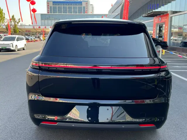 Li Auto L8 — Фото автомобиля 5