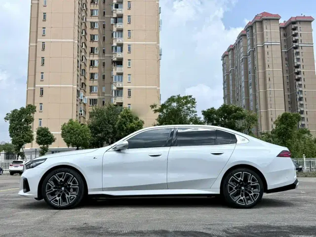 BMW 5 Series — Фото автомобиля 22