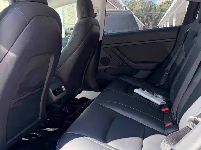 Tesla Model 3 — Фото автомобиля 6