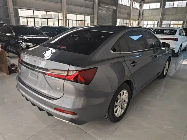 Roewe i5 — Фото автомобиля 6