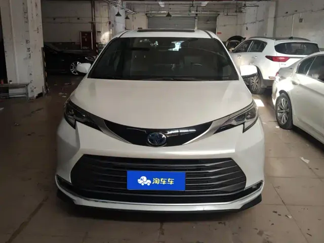 Toyota Sienna — Фото автомобиля 2