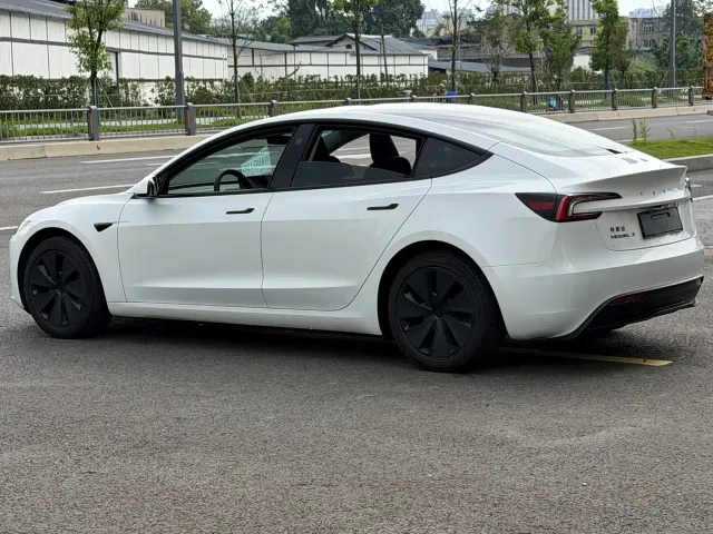 Tesla Model 3 — Фото автомобиля 10