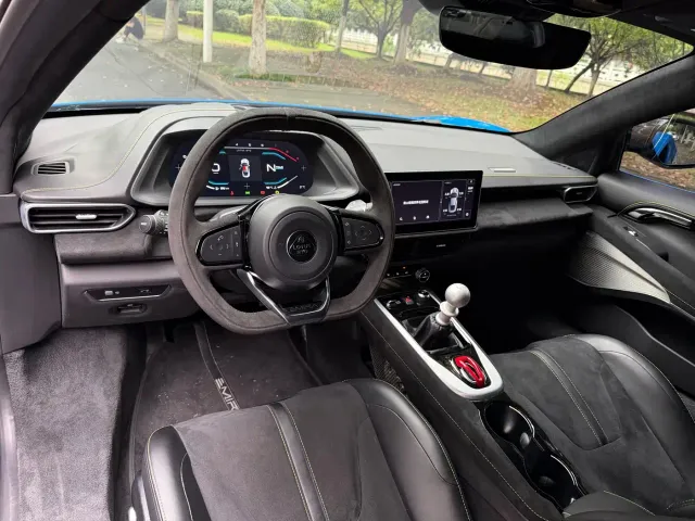 Lotus Emira — Фото автомобиля 11