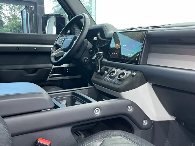 Land Rover Defender — Фото автомобиля 9