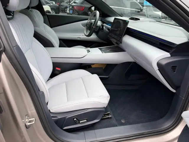 Lynk & Co Z10 — Фото автомобиля 13