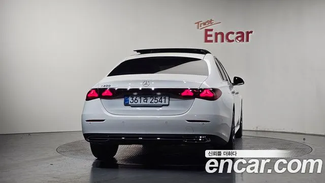 Mercedes-Benz E-Class — Фото автомобиля 3