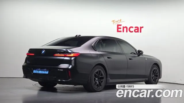 BMW i7 G70 — Фото автомобиля 2