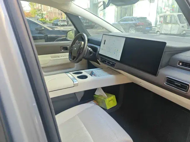 Li Auto MEGA — Фото автомобиля 8