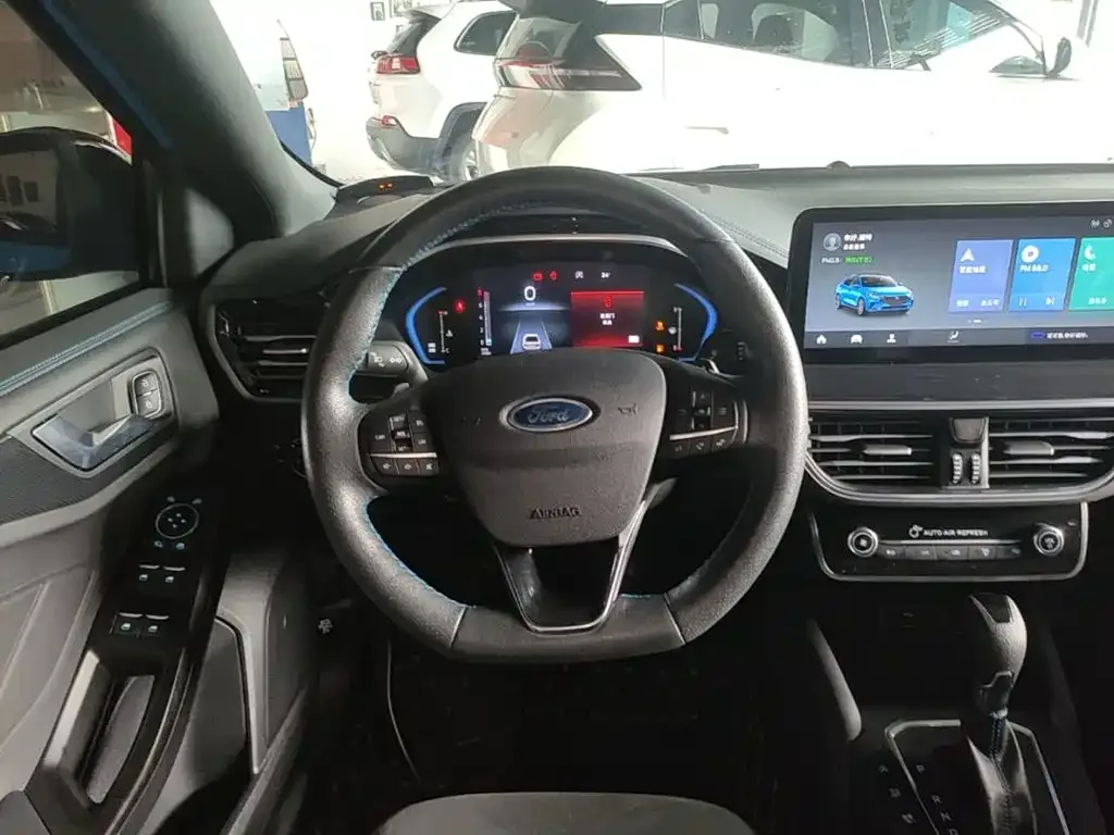 Ford Focus 2022 Sedan EcoBoost 180 Automatic S Version — Фото автомобиля 10