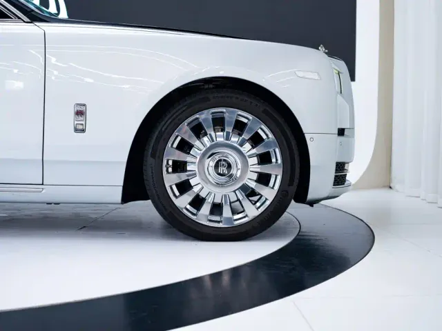 Rolls-Royce Phantom — Фото автомобиля 29
