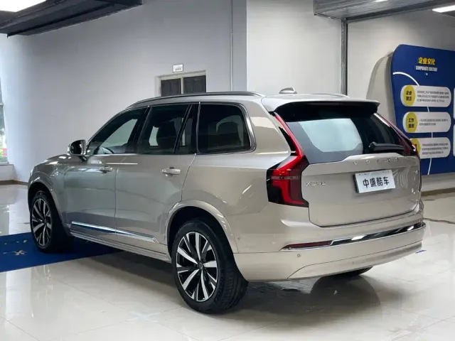 Volvo XC90 — Фото автомобиля 26