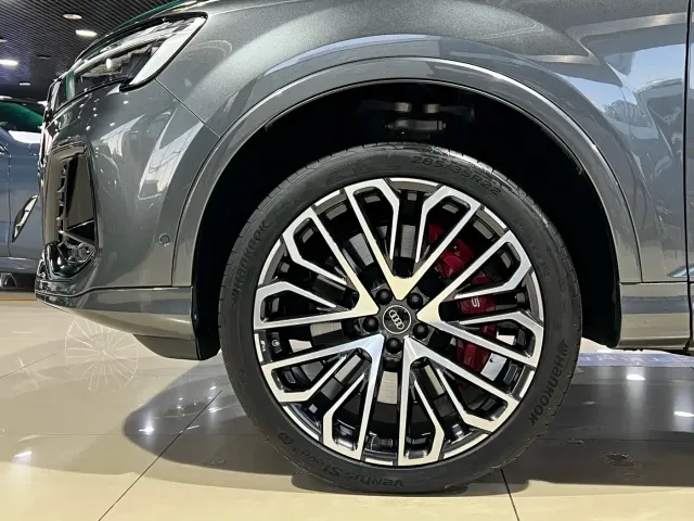 Audi SQ7 — Фото автомобиля 10