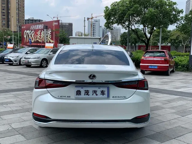 Lexus ES — Фото автомобиля 5