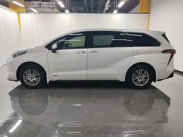 Toyota Sienna — Фото автомобиля 3