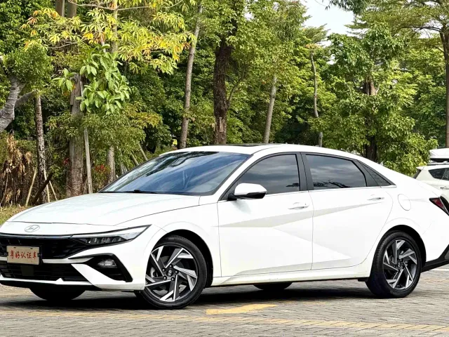 Hyundai Elantra — Фото автомобиля 3