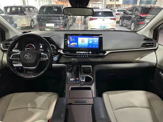 Toyota Sienna — Фото автомобиля 6