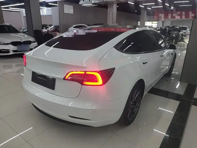Tesla Model 3 — Фото автомобиля 6