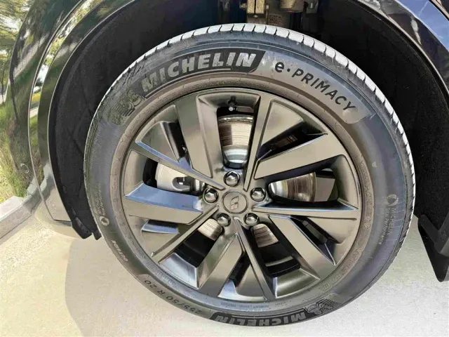 Li Auto L8 — Фото автомобиля 23