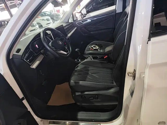 Volkswagen Tiguan L — Фото автомобиля 10