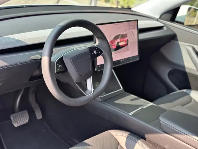 Tesla Model Y — Фото автомобиля 13