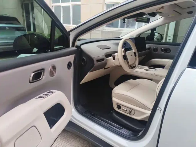 Li Auto i8 — Фото автомобиля 15