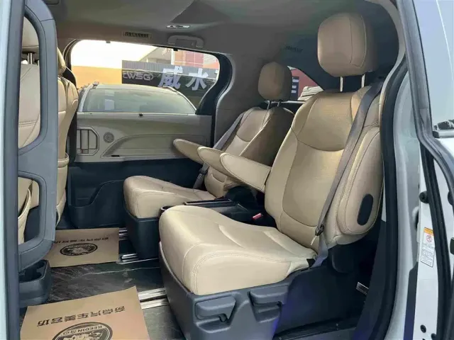 Toyota Sienna — Фото автомобиля 15