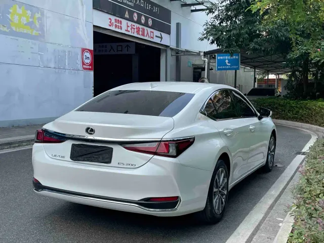 Lexus ES — Фото автомобиля 10