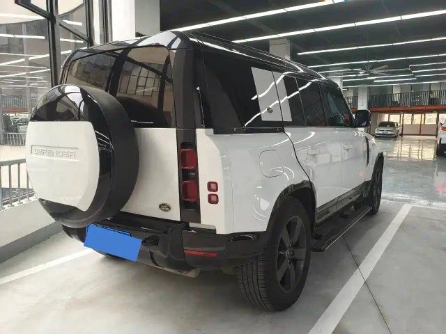 Land Rover Defender — Фото автомобиля 11