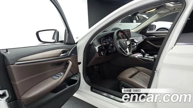 BMW 5 Series G30 — Фото автомобиля 10