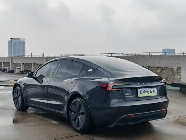 Tesla Model 3 — Фото автомобиля 5