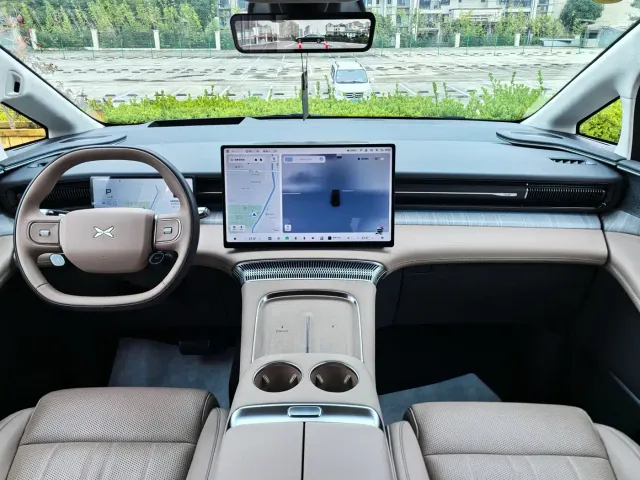 Xpeng X9 — Фото автомобиля 4