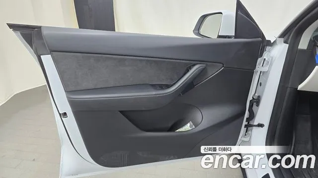 Tesla Model Y — Фото автомобиля 13