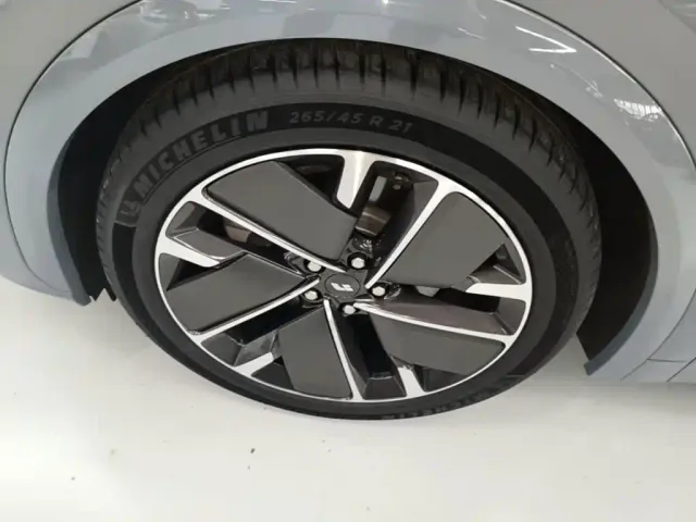 Li Auto L7 — Фото автомобиля 22