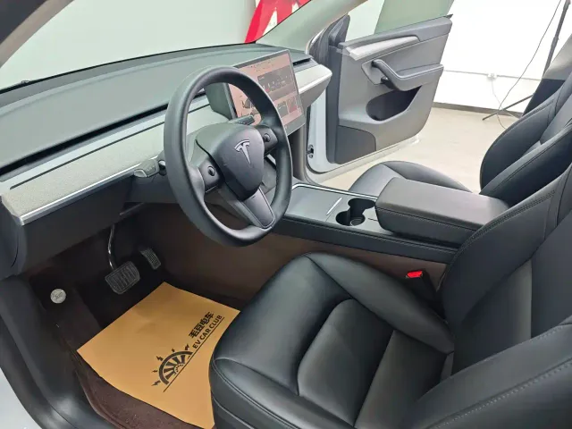 Tesla Model Y — Фото автомобиля 11
