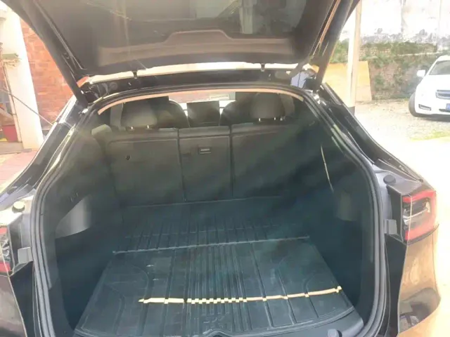 Tesla Model Y — Фото автомобиля 18
