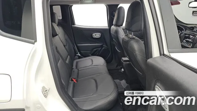Jeep Renegade — Фото автомобиля 12