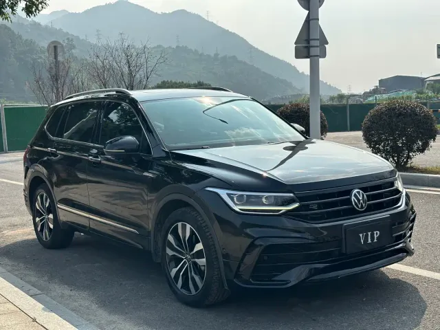 Фотография автомобиля — Volkswagen Tiguan L