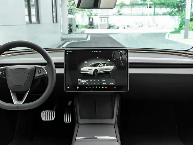 Tesla Model 3 — Фото автомобиля 11