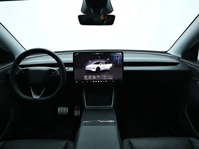 Tesla Model Y — Фото автомобиля 14