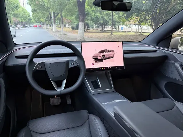 Tesla Model Y L 2025 Facelift Long Range AWD — Фото автомобиля 16