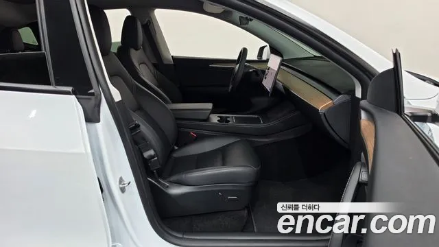 Tesla Model Y — Фото автомобиля 16