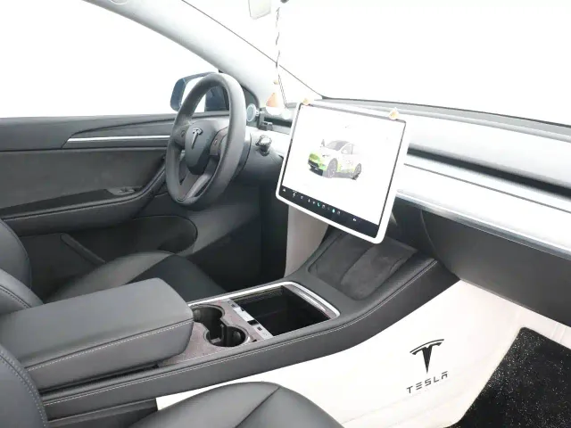 Tesla Model Y — Фото автомобиля 15