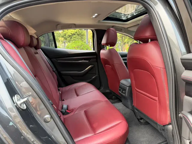 Mazda Axela — Фото автомобиля 11