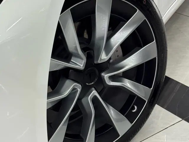 Tesla Model 3 — Фото автомобиля 14
